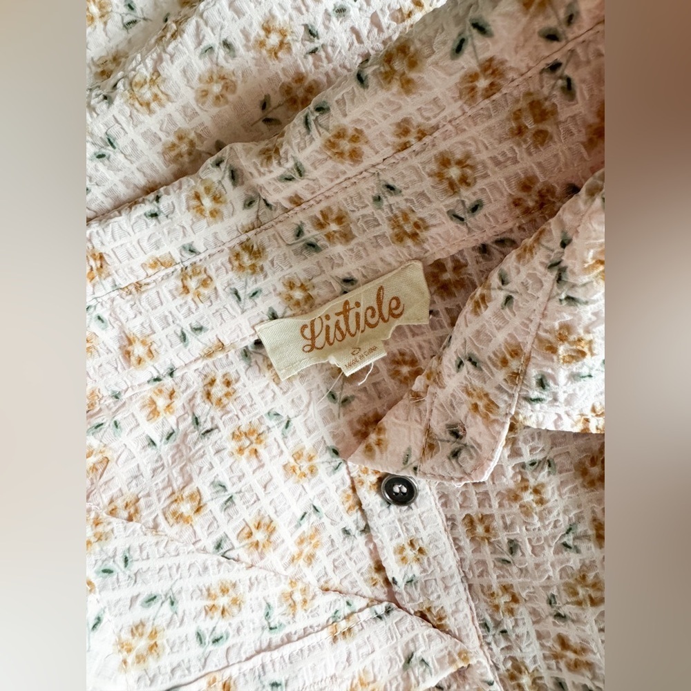 Listicle Floral Button Up - Picture 6 of 6